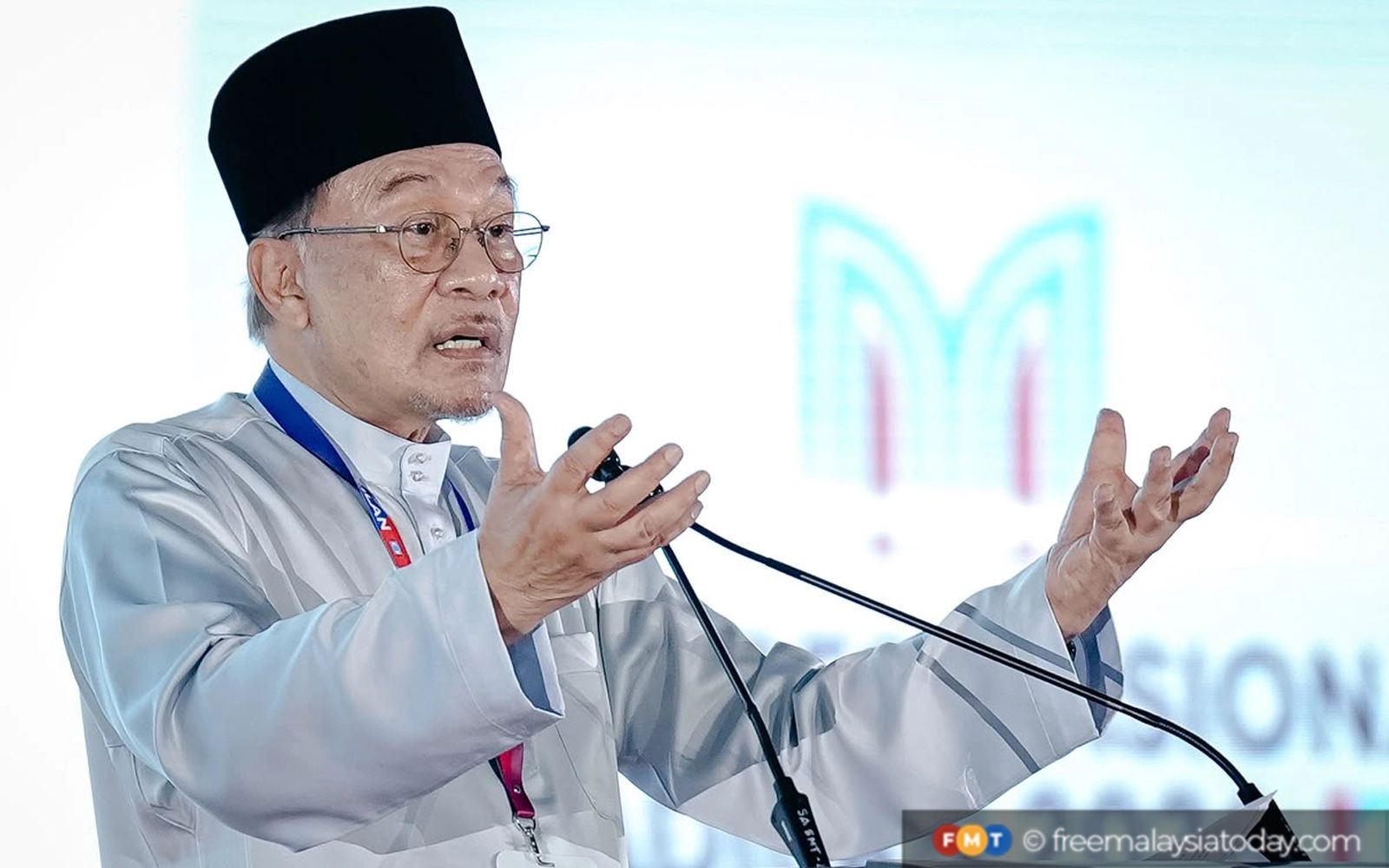 141755d7-57d7-441b-a67c-db6e5ecba174-3-Anwar-Ibrahim-150826.jpg