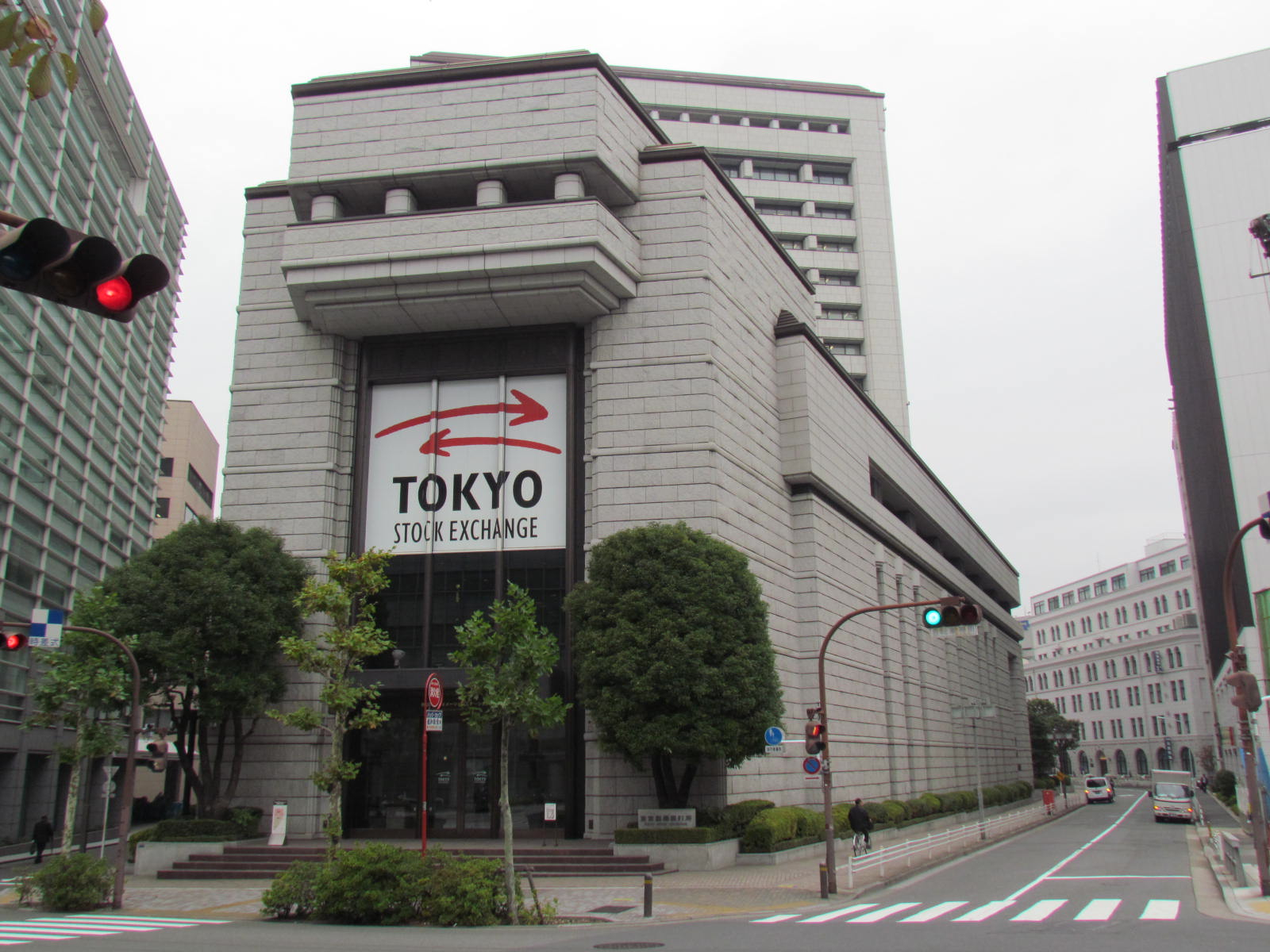 Bursa Saham Tokyo Lanjut Waktu Dagangan Buat Kali Pertama Dalam 70 Tahun