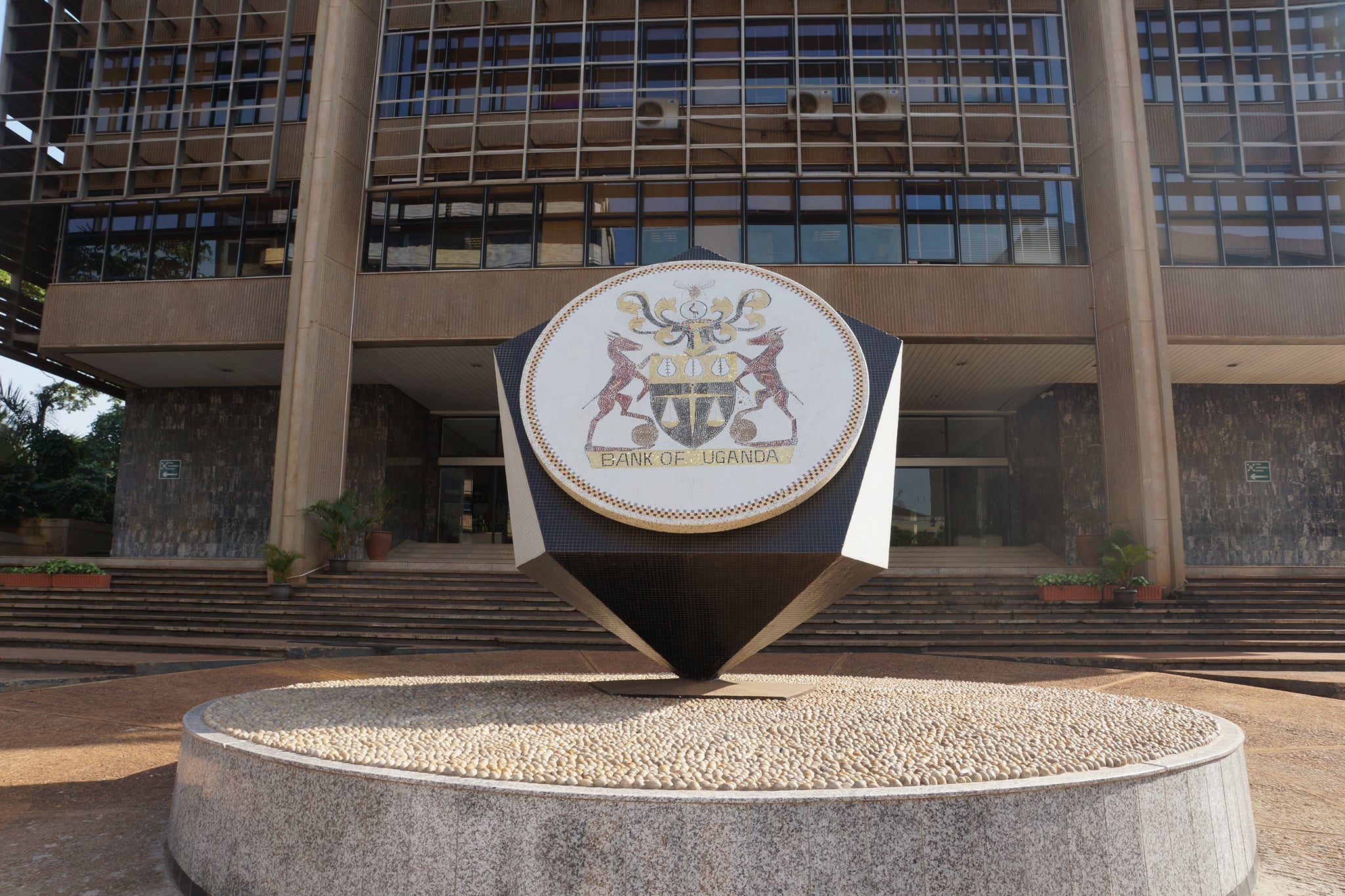 Bank Uganda tingkatkan rizab asing melalui pembelian USD 1.5 bilion dan swap FX akibat pembekuan bantuan dan bayaran hutang