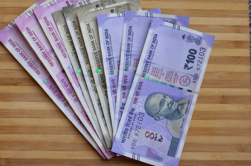 Rupee mencecah paras terendah berbanding dolar AS di tengah isu ekonomi dan kenaikan cukai import AS