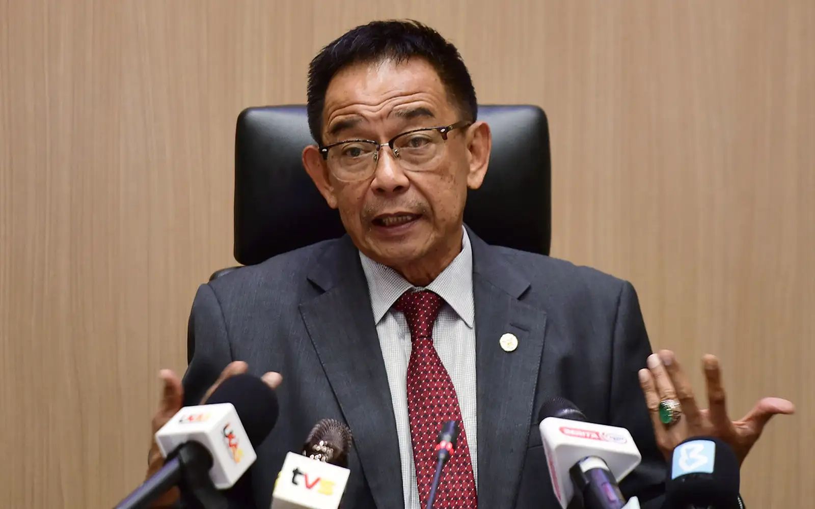 8a9cf191-abdul-karim-rahman-hamzah-bernama-pic-060326.jpg