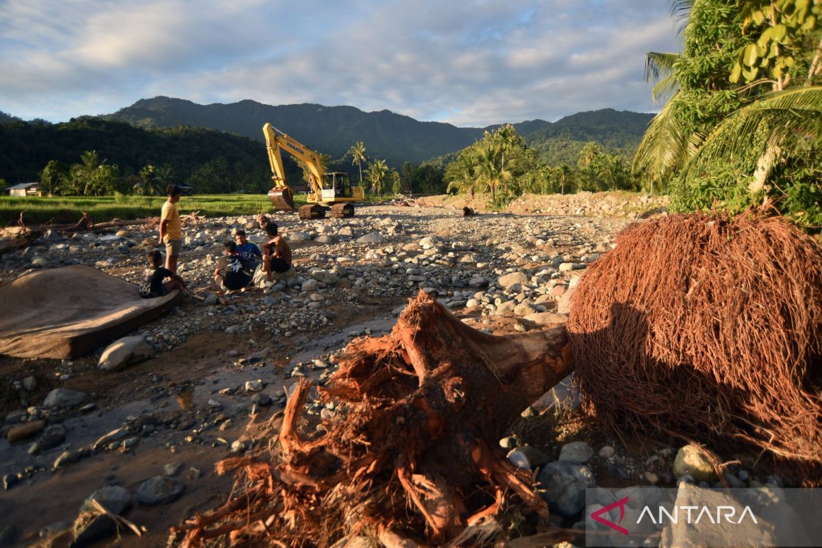 dampak-banjir-bandang-di-padang-2834389.jpg