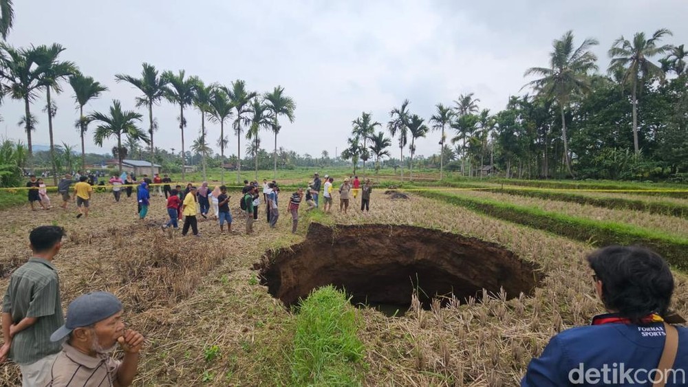 Geli-sya-lubang-misteri.jpeg