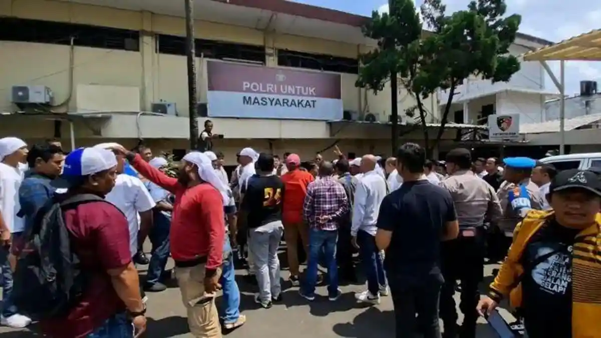 Geli-sya-serang-balai-polis.webp