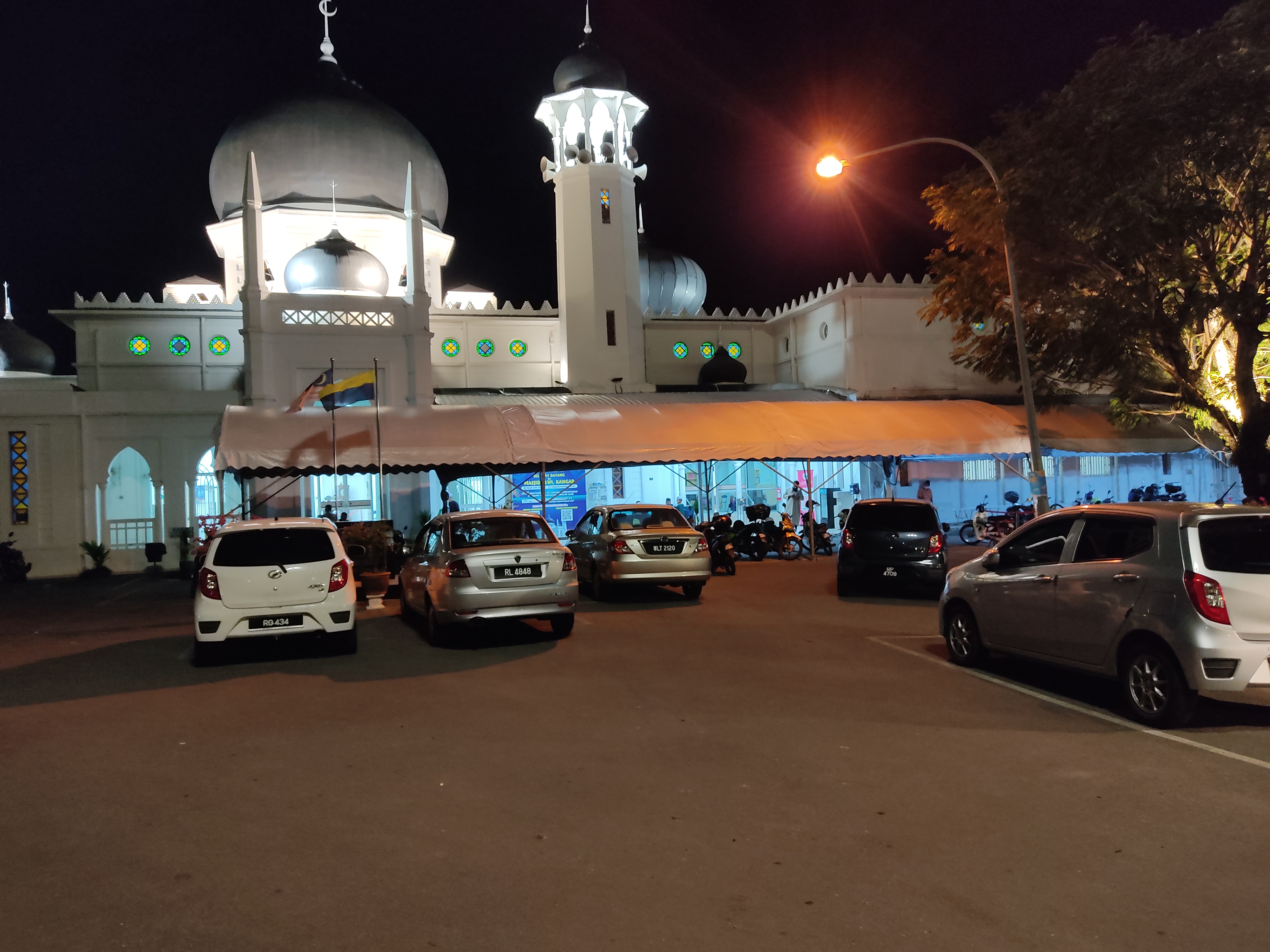masjid alwi bendera berkibar.jpg
