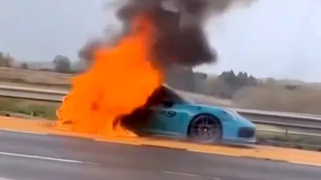 porsche-terbakar-viral.jpeg